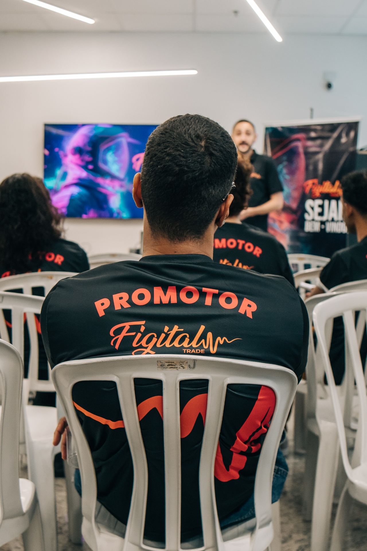 Treinamento comercial da Figital Trade com promotores de PDV